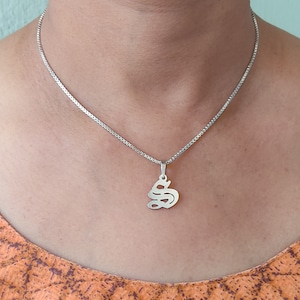 Colgante inicial hecho a mano de plata esterlina, CUALQUIER letra de su elección en fuente inglesa antigua