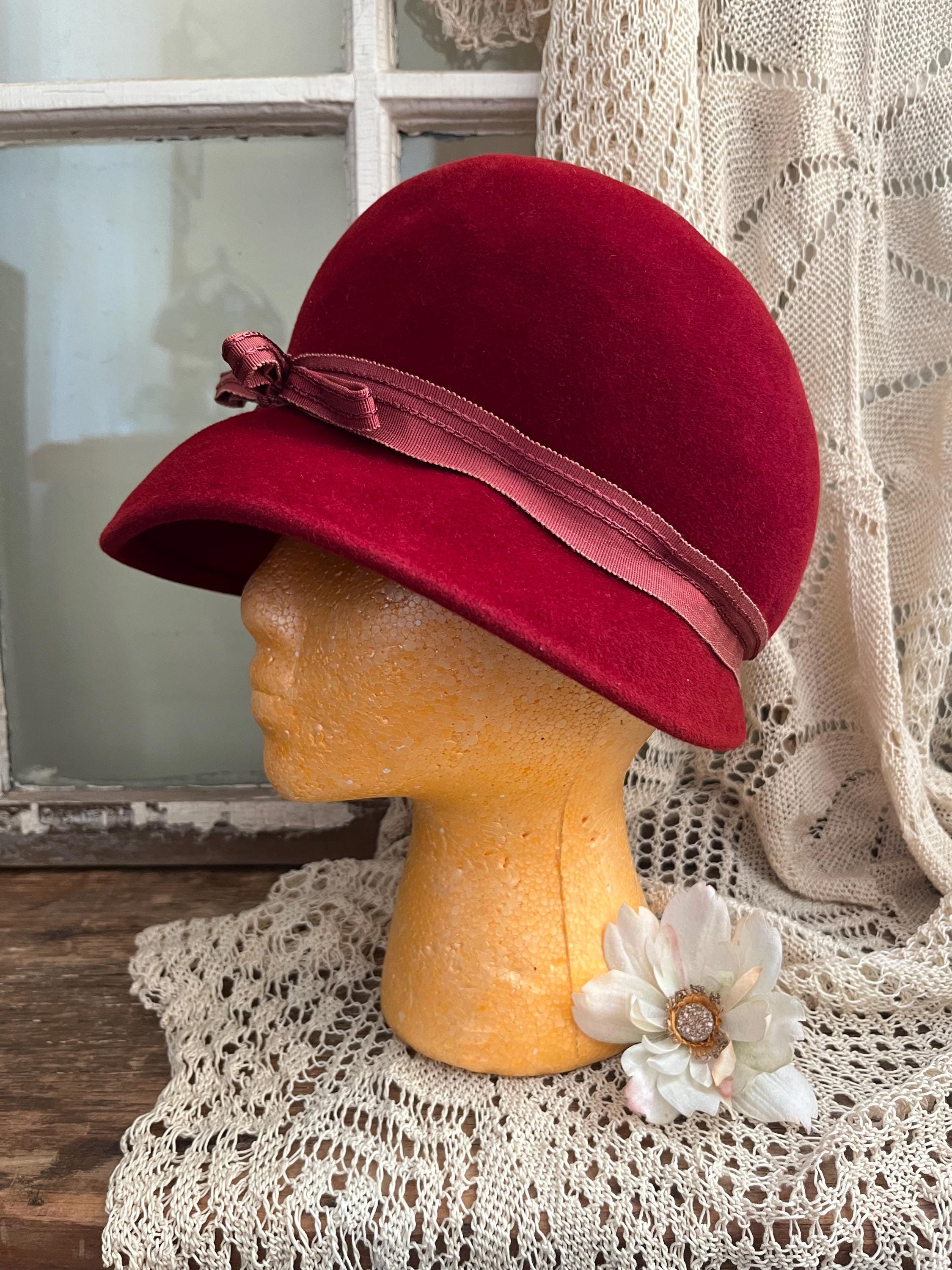 Vintage Red PEACHBLOOM VELOUR Cloche Hat With Bow - Size 22  display picture 2