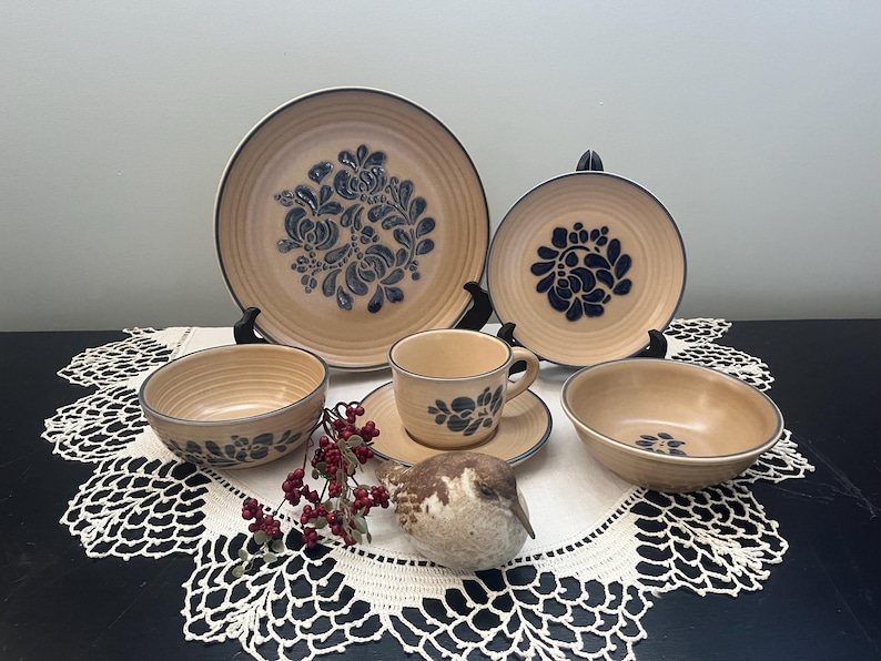 Pfaltzgraff Folk Art Stoneware Dinner Plates - Thumbnail 3