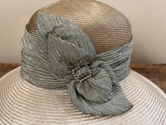 Beautiful Louise Green Straw Hat Vintage Two Tone Brimmed Derby Hat Vintage Accessories Hat - Display Hat Theater Props Costumes