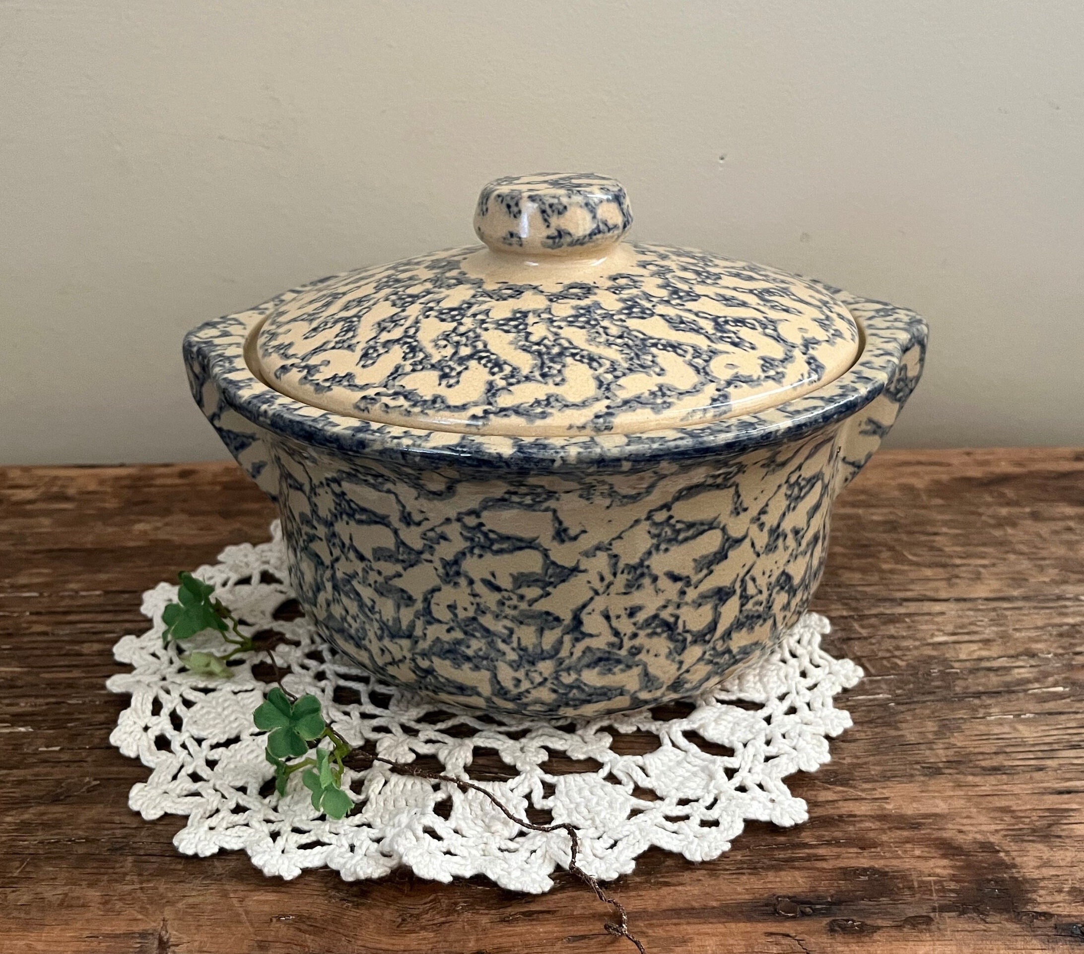 Vintage RRP Co - 1 1/2 Quart Casserole Dish and Lid - Robinson