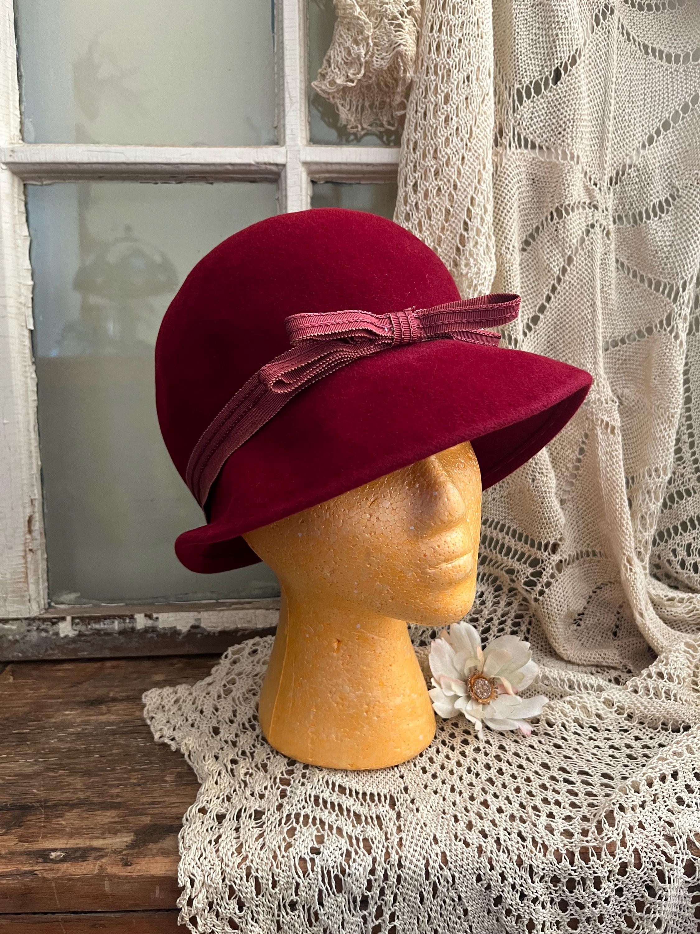 Vintage Red PEACHBLOOM VELOUR Cloche Hat With Bow - Size 22  display picture 2