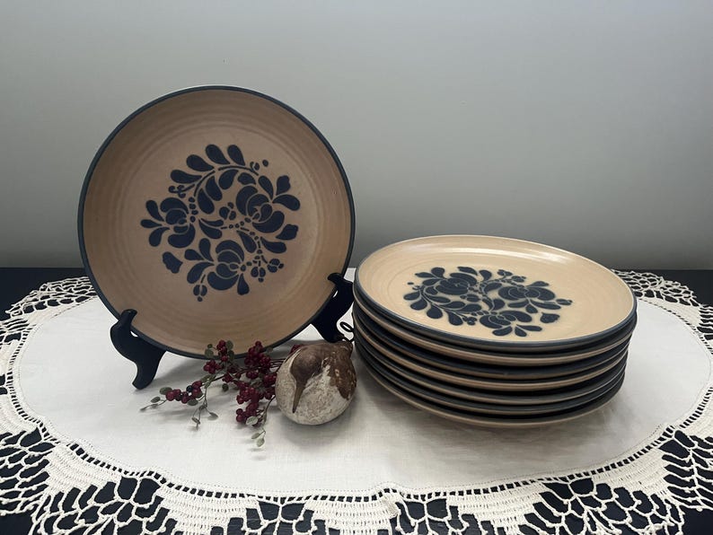 Pfaltzgraff Folk Art Stoneware Dinner Plates - Thumbnail 4