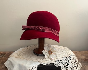 Brunschwig 21 Inch Vintage Hat Black Cloche Fedora Faux Fur Classic Switzerland Vintage PEACHBLOOM Velour Black Cloche Hat. For Sale at Ruby  main image 2