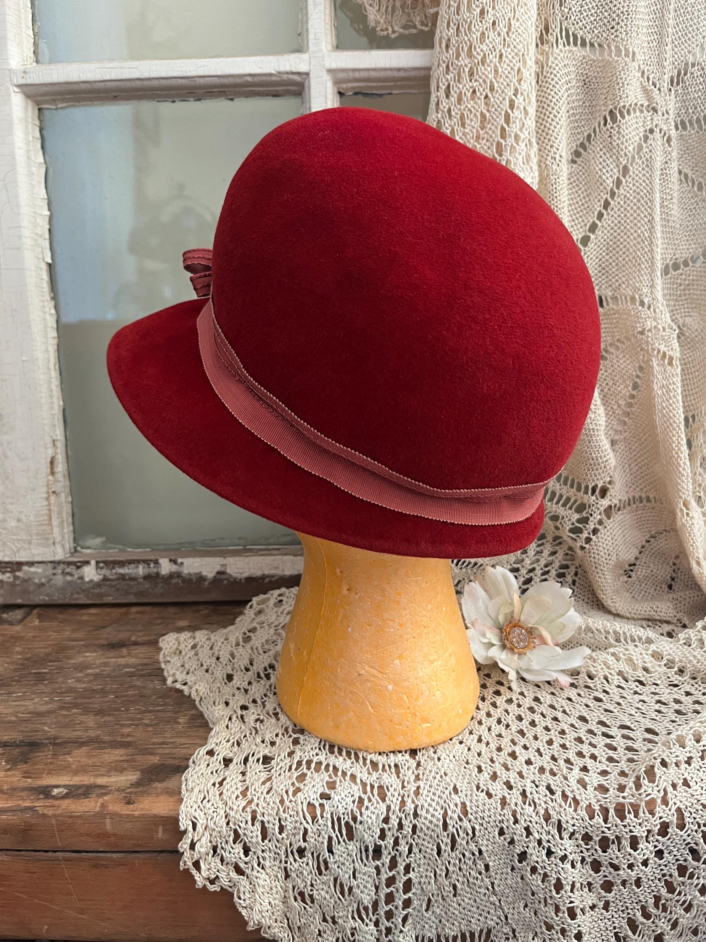 Vintage Red PEACHBLOOM VELOUR Cloche Hat With Bow - Size 22  display picture 3