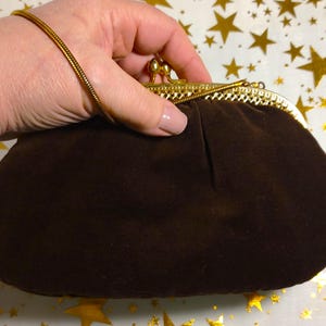 Cartera vintage de terciopelo marrón chocolate con leche que viene con un cierre de beso de latón antiguo y una venerable cadena de serpiente de latón.