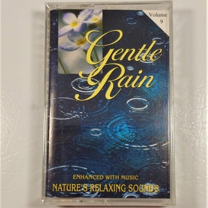 Könnte beinhalten: Eine Kassette mit einem blauen und weißen Bild von Regentropfen und Blumen. Der Text auf der Kassette lautet "Gentle Rain" und "Nature's Relaxing Sounds".