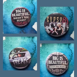 Peut inclure: Quatre badges ronds à épingle présentant des designs variés. L'un affiche le texte BIG IS BEAUTIFUL. HAVEN'T YOU HEARD? avec des roses. Un autre montre le texte GYPSY 83 avec deux personnes. Un troisième montre une voiture avec le mot FREAK.