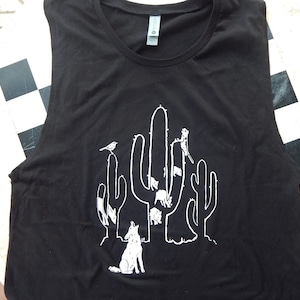 Desert Dwellers • Triblend Muskel Tank für Frauen • Festival Tank • Kaktus Design • Saguaro Design • Coyote • Workout Tank