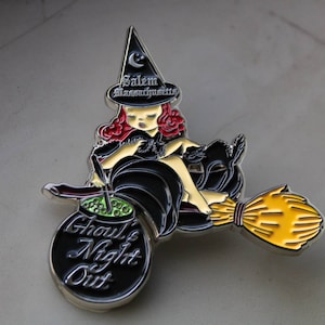 Ghouls Night Out SALEM MA vintage heks emaille pin