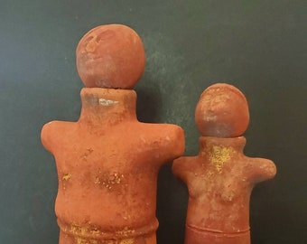 Vintage roter Ton Tribal Primitiver Mann und Frau Skulptur Terrakotta indigenen amerikanischen Folkart Krieger