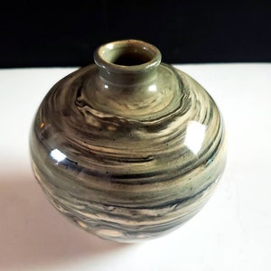 Jarrón de cerámica vintage con espirales, firmado, Hakeme Marbled Art
