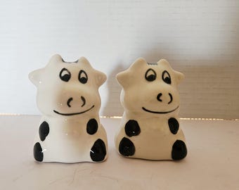 ヴィンテージ ホルスタイン牛 ソルト＆ペッパーシェーカー – 手描きセラミック製 ファームハウス風インテリア (3個セット)