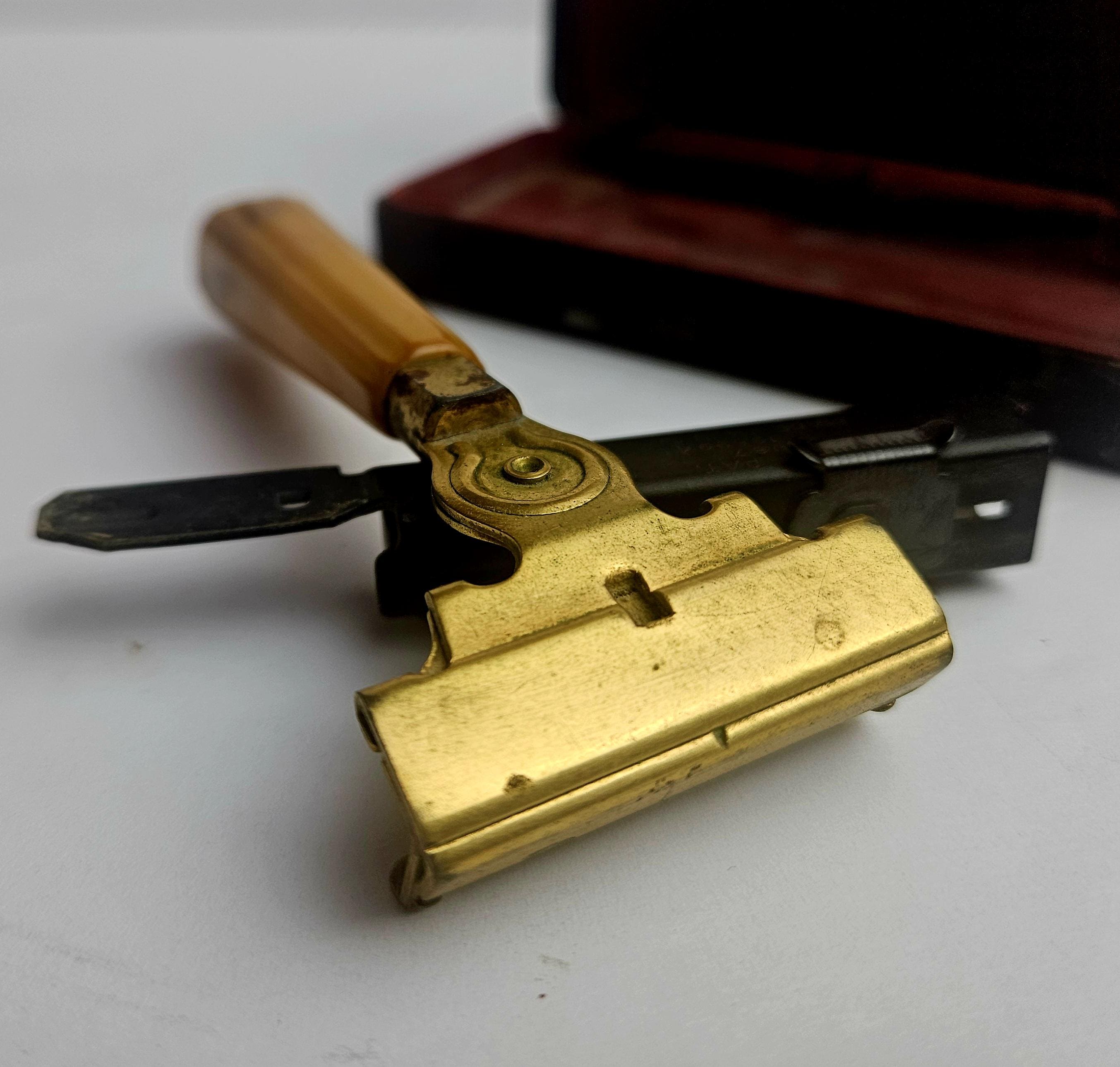Vintage Schick Injector Safety Razor Deluxe Type E Butterscotch