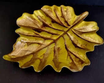 Vassoio portaoggetti vintage in vetro fuso a forma di foglia, 12"