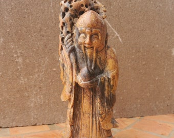19 世紀の石鹸石彫刻、中国の長寿の神である寿老が杖と桃の像を持って