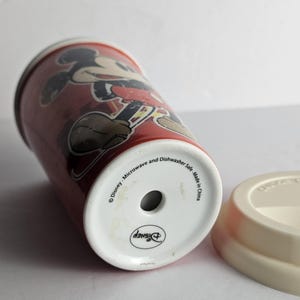 Disney Parks Mickey Mouse Timeless Keramik Reise-Kaffeetasse Becher - Rot 12 Unzen - Original 1938 Mickey Mouse abgenutzte Oberfläche Bild 12