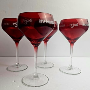 Vintage Ruby Red Champagne Coupes Set med 4 Piper-Heidsieck Piscine Champagneglas - Ruby Red Coupe Style - Elegant Stemware