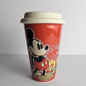 Disney Parks Mickey Mouse Timeless Keramik Reise-Kaffeetasse Becher - Rot 12 Unzen - Original 1938 Mickey Mouse abgenutzte Oberfläche Bild 7