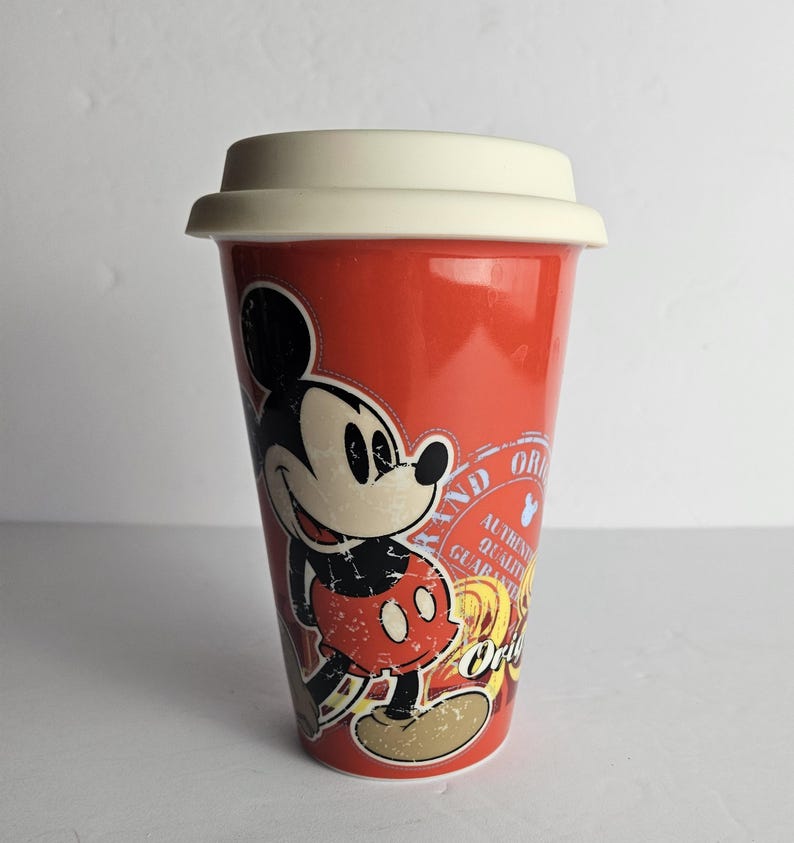 Disney Parks Mickey Mouse Timeless Keramik Reise-Kaffeetasse Becher - Rot 12 Unzen - Original 1938 Mickey Mouse abgenutzte Oberfläche Bild 7