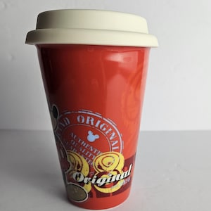 Disney Parks Mickey Mouse Timeless Keramik Reise-Kaffeetasse Becher - Rot 12 Unzen - Original 1938 Mickey Mouse abgenutzte Oberfläche Bild 8
