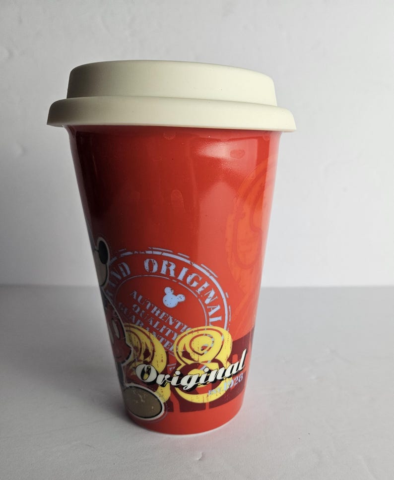 Disney Parks Mickey Mouse Timeless Keramik Reise-Kaffeetasse Becher - Rot 12 Unzen - Original 1938 Mickey Mouse abgenutzte Oberfläche Bild 8