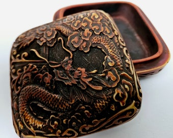 Boîte chinoise vintage ornée de dragons cinabre sculptés