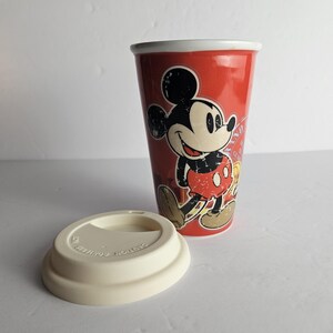 Disney Parks Mickey Mouse Timeless Keramik Reise-Kaffeetasse Becher - Rot 12 Unzen - Original 1938 Mickey Mouse abgenutzte Oberfläche Bild 11