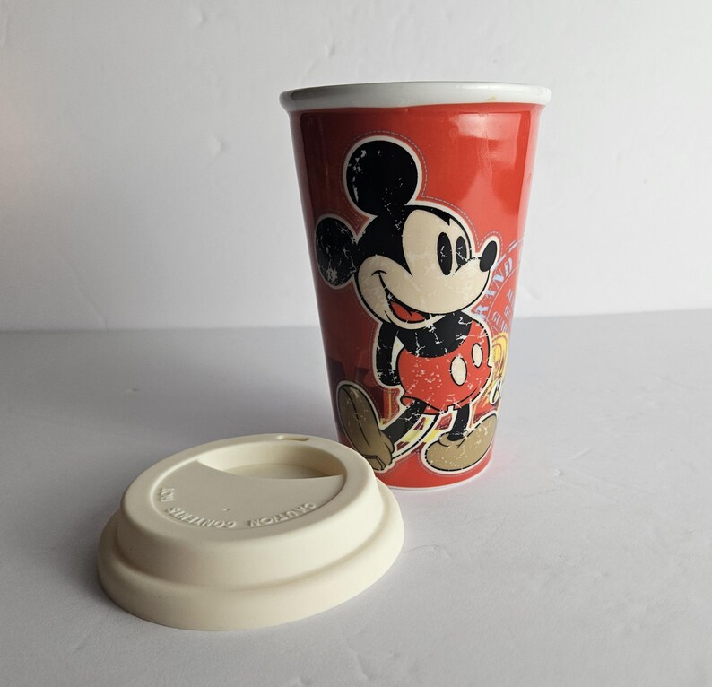 Disney Parks Mickey Mouse Timeless Keramik Reise-Kaffeetasse Becher - Rot 12 Unzen - Original 1938 Mickey Mouse abgenutzte Oberfläche Bild 11