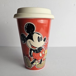 Disney Parks Mickey Mouse Timeless Keramik Reise-Kaffeetasse Becher - Rot 12 Unzen - Original 1938 Mickey Mouse abgenutzte Oberfläche Bild 1