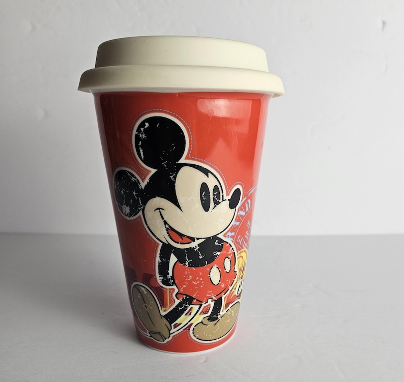Disney Parks Mickey Mouse Timeless Keramik Reise-Kaffeetasse Becher - Rot 12 Unzen - Original 1938 Mickey Mouse abgenutzte Oberfläche Bild 1