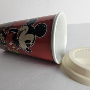 Disney Parks Mickey Mouse Timeless Keramik Reise-Kaffeetasse Becher - Rot 12 Unzen - Original 1938 Mickey Mouse abgenutzte Oberfläche Bild 13