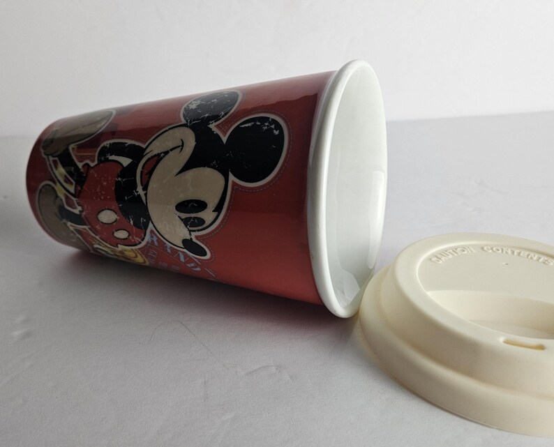 Disney Parks Mickey Mouse Timeless Keramik Reise-Kaffeetasse Becher - Rot 12 Unzen - Original 1938 Mickey Mouse abgenutzte Oberfläche Bild 13
