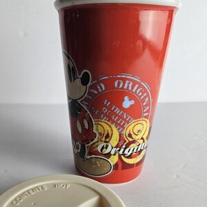 Disney Parks Mickey Mouse Timeless Keramik Reise-Kaffeetasse Becher - Rot 12 Unzen - Original 1938 Mickey Mouse abgenutzte Oberfläche Bild 2