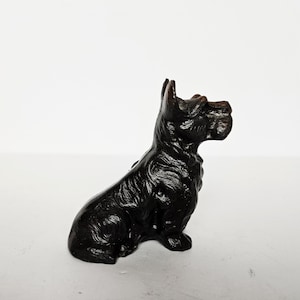 Statuetta "Scotty Dog" in bronzo fuso antico raffigurante uno Scottish Terrier di Greensboro, Carolina del Nord. Souvenir turistico.
