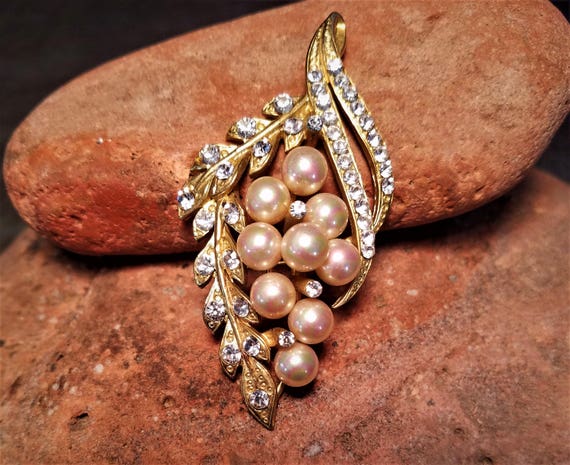 Mid Century Pearl and Rhinestone Brooch - image 2