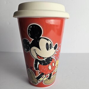 Disney Parks Mickey Mouse Timeless Keramik Reise-Kaffeetasse Becher - Rot 12 Unzen - Original 1938 Mickey Mouse abgenutzte Oberfläche Bild 10