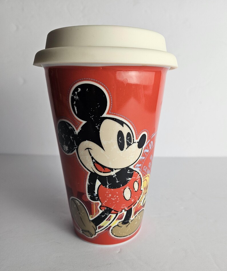 Disney Parks Mickey Mouse Timeless Keramik Reise-Kaffeetasse Becher - Rot 12 Unzen - Original 1938 Mickey Mouse abgenutzte Oberfläche Bild 10