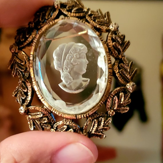 Vintage Itaglio Beveled Crystal Cameo Brooch