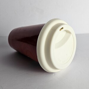 Disney Parks Mickey Mouse Timeless Keramik Reise-Kaffeetasse Becher - Rot 12 Unzen - Original 1938 Mickey Mouse abgenutzte Oberfläche Bild 3