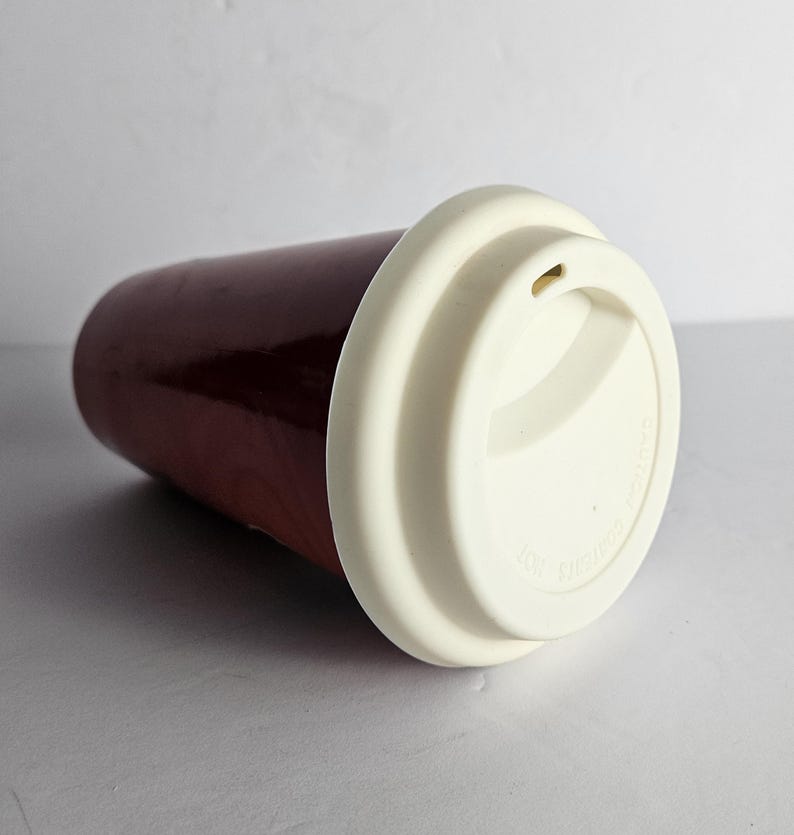 Disney Parks Mickey Mouse Timeless Keramik Reise-Kaffeetasse Becher - Rot 12 Unzen - Original 1938 Mickey Mouse abgenutzte Oberfläche Bild 3