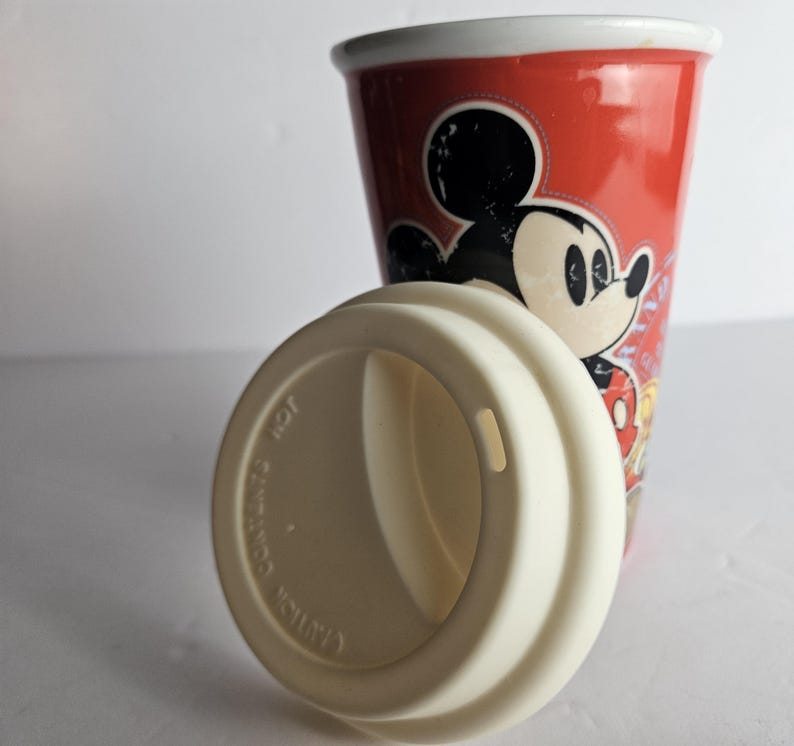 Disney Parks Mickey Mouse Timeless Keramik Reise-Kaffeetasse Becher - Rot 12 Unzen - Original 1938 Mickey Mouse abgenutzte Oberfläche Bild 16