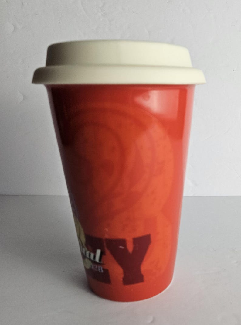 Disney Parks Mickey Mouse Timeless Keramik Reise-Kaffeetasse Becher - Rot 12 Unzen - Original 1938 Mickey Mouse abgenutzte Oberfläche Bild 6