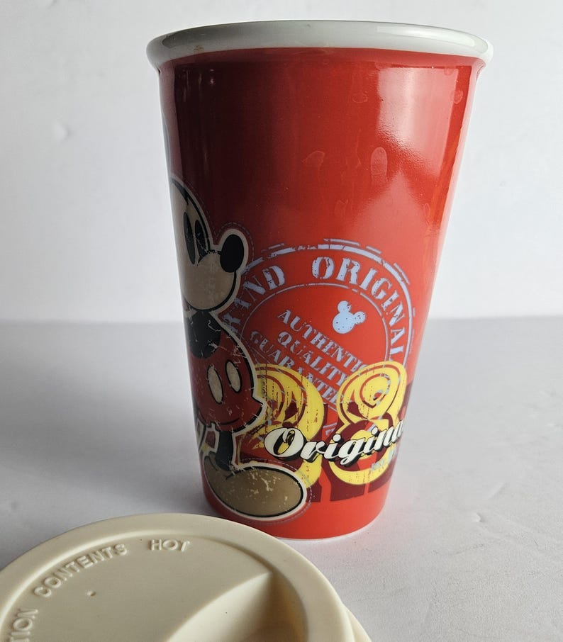 Disney Parks Mickey Mouse Timeless Keramik Reise-Kaffeetasse Becher - Rot 12 Unzen - Original 1938 Mickey Mouse abgenutzte Oberfläche Bild 15
