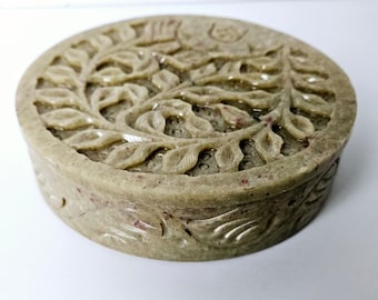 Caja de baratijas vintage de esteatita tallada a mano: Diseño floral de Sri Lanka