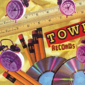 Carte postale vintage - Tower Records Back to School with Max Racks par l'artiste : Maria Gregoire - Comprend des crayons No2, des réveils, des CD et une règle