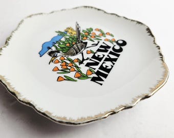 Piatto souvenir vintage del New Mexico con bordo dorato, raffigurante un corridore del deserto e un cactus, in ceramica, 12,7 cm, stile retrò metà secolo, da collezione, da viaggio, da esposizione.