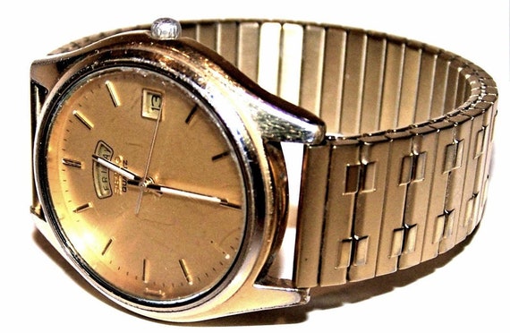 Vintage Seiko Timepieces Classic c1980s Goldtone Men's SEIKO Wristwatch Model 7N43-9011 With Day and Date Aperture Gentleman's Quartz Watch