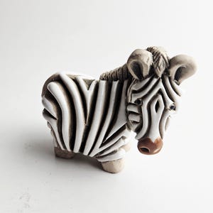Signierte Vintage Artisenia Rinconada, Uruguay Handgefertigte Ton ZEBRA Figur Braun Weiß Handgeschnitzte Folkart Keramik