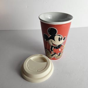 Disney Parks Mickey Mouse Timeless Keramik Reise-Kaffeetasse Becher - Rot 12 Unzen - Original 1938 Mickey Mouse abgenutzte Oberfläche Bild 14
